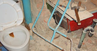 Профессиональный демонтаж перегородки ванной и туалета в Югорске - от 574 рублей